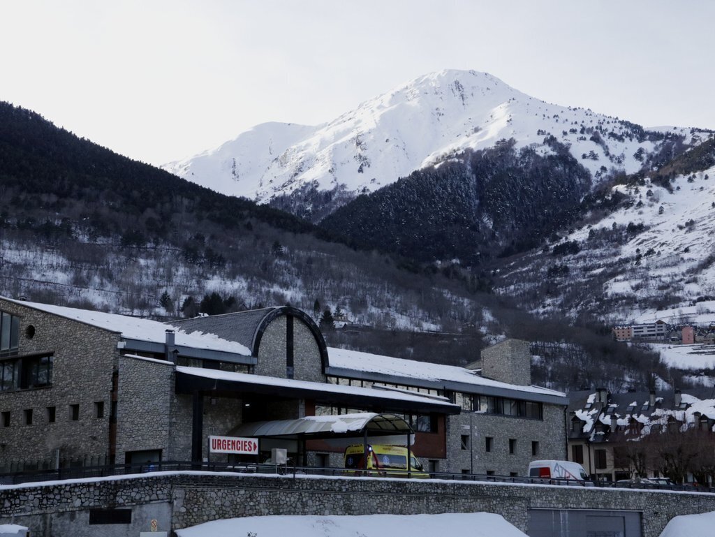 Imatge de la part del darrere de l'Espitau d'Aran on ha estat traslladat l'home que ha mort per una allau quan estava fora de les pistes d'esquí a Baqueira Beret. El 26 de gener de 2019. (Horitzontal)
