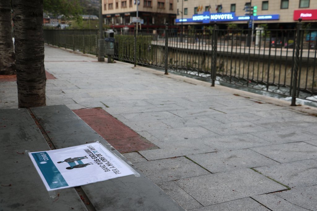 Pla de detall d'un dels bancs habilitats per a què puguin seure els majors de 70 anys en la franja horària en la qual el govern d'Andorra els permet sortir a passejar. Imatge de l'Agència de Notícies Andorrana (ANA) del 16 d'abril de 2020 (Horitzontal).