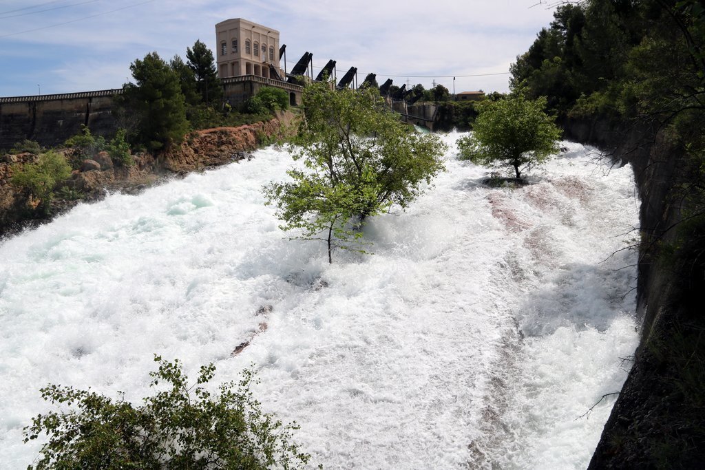 Imatge del salt d'aigua del pantà de Sant Antoni, a Talarn. Imatge del 5 de maig del 2020. (horitzontal)