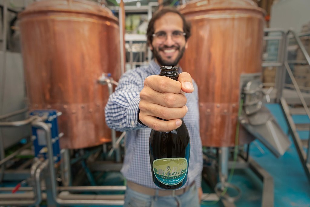 Ivan Caelles mostra una ampolla de cervesa Oliba Green Beer. Imatge del 8 de maig del 2020. (horitzontal)