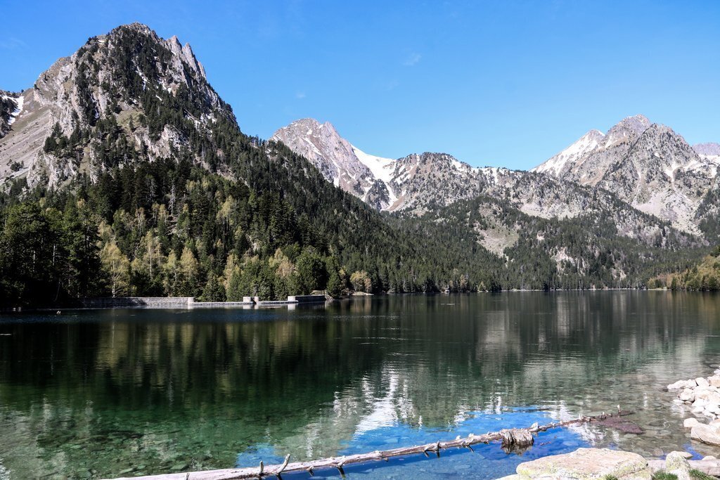 Panoràmica de l'estany de Sant Maurici, al Parc Nacional d'Aigüestortes, el 7 de maig del 2020. (horitzontal)