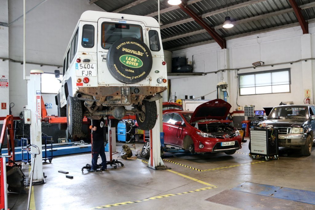 L'interior d'un taller mecànic amb et terra marcat senyalant l'espai de treball de cada operari. Imatge de l'11 de maig del 2020. (horitzontal)