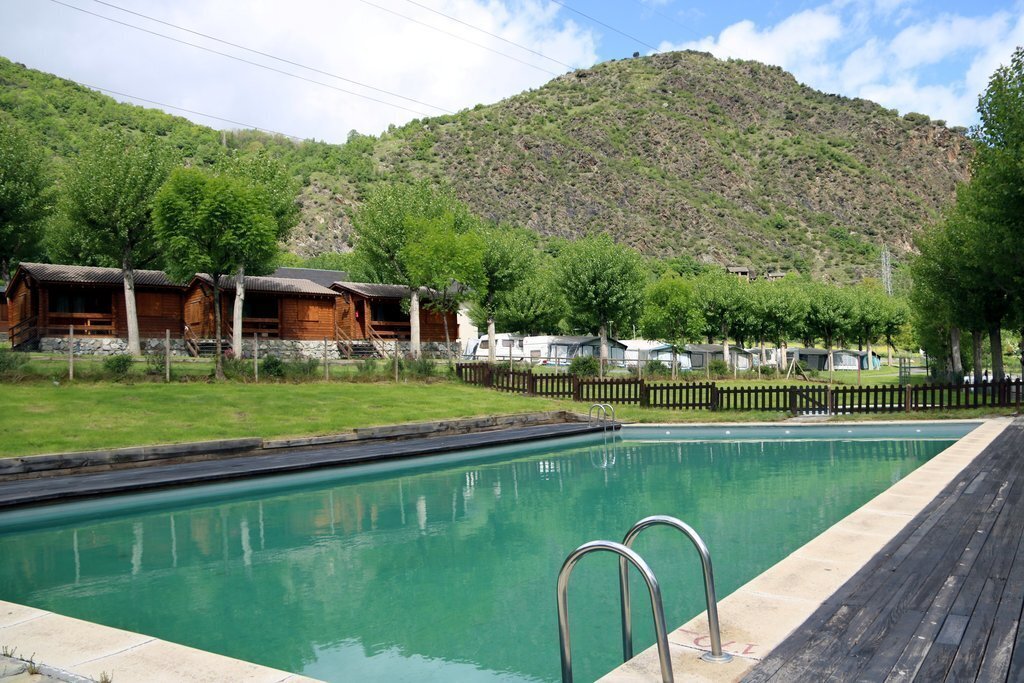 Pla general de la piscina d'un càmping de la Guingueta d'Àneu, al Pallars Sobirà, el 13 de maig del 2020. (horitzontal)