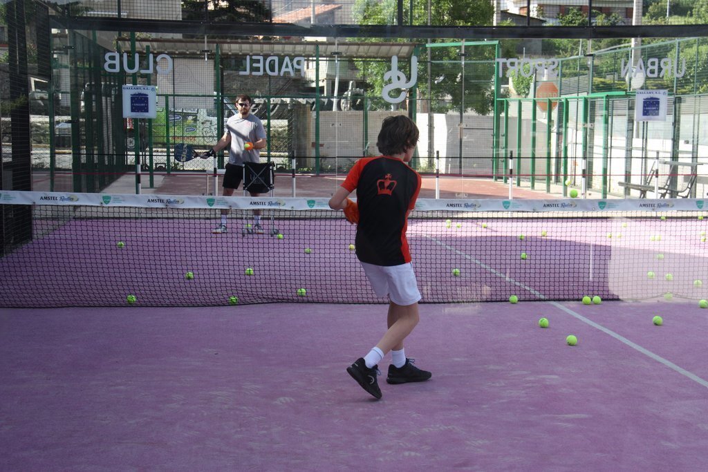 Pla general d'una classe de pàdel a la pista exterior de l'Urban Sport Club de la Seu d'Urgell, que ha reobert amb la fase 1 de desescalada. imatge del 13 de maig de 2020 (Horitzontal).