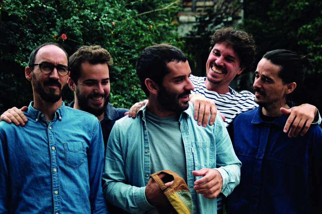 Pla mitjà dels components de la formació musical El Petit de Cal Eril, un dels grups reubicats en la nova programació del Dansàneu. Imatge de Marc Cuscó facilitada el 14 de maig de 2020 (Horitzontal).