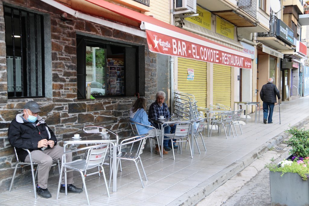 Una terrassa d'un bar de Sort l'11 de maig del 2020. (horitzontal)