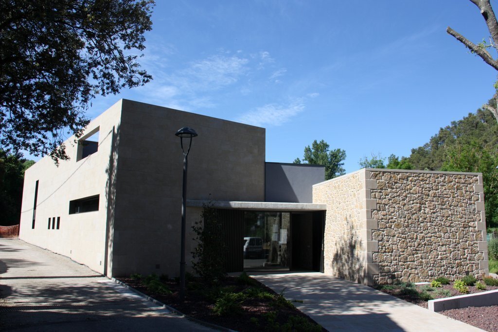 Pla general de la façana exterior del nou edifici de l'Ajuntament de Bassella (Alt Urgell), ubicat al nucli d'Ogern. Imatge del 19 de maig de 2020 (Horitzontal).