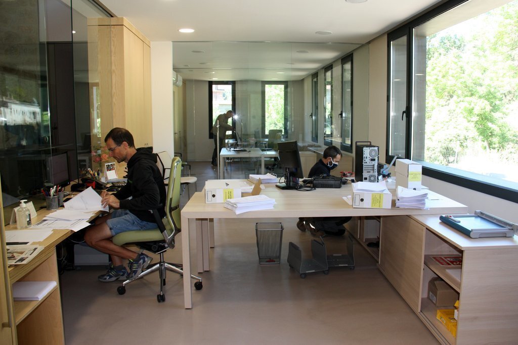 Pla general de la zona d'atenció ciutadana on hi treballen els empleats municipals de Bassella (Alt Urgell), a l'interior de la nova casa consistorial situada al nucli d'Ogern. Imatge del 19 de maig de 2020 (Horitzontal).
