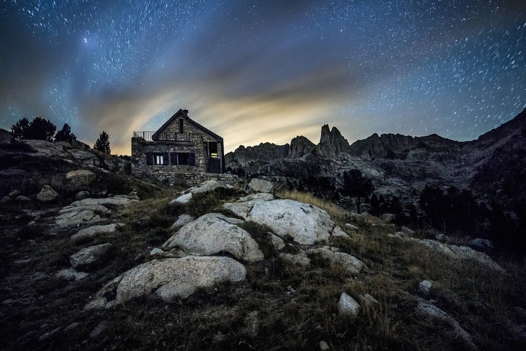 Imatge panoràmica nocturna del Refugi d'Amitges, al Parc Nacional d'Aigüestortes. (horitzontal)