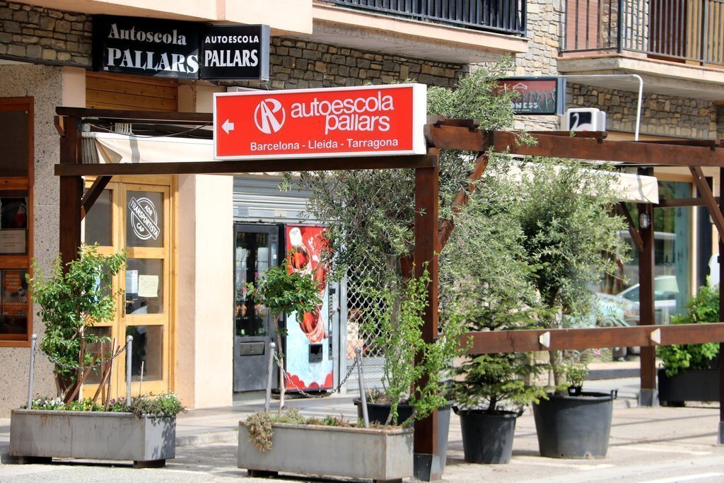 Una autoescola de Sort amb la persiana baixada. Imatge del 25 de maig de 2020. (horitzontal)