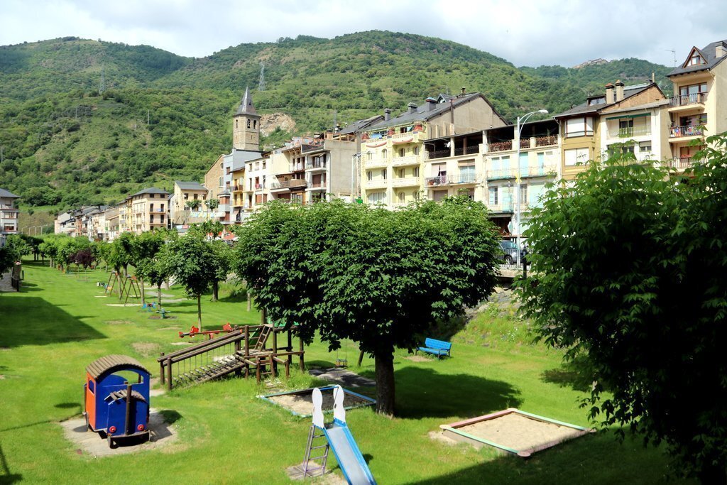 Pla general de Sort el 25 de maig del 2020 amb el parc infantil sense nens. (horitzontal)