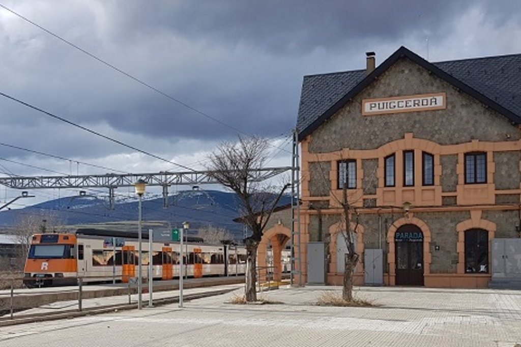 Pla general d'un tren de Rodalies circulant davant l'estació de Puigcerdà en una imatge publicada el 25 de maig del 2020. (horitzontal)