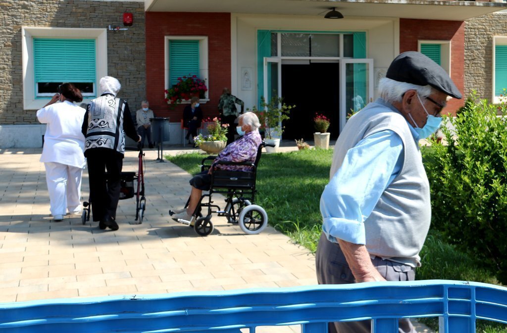Usuaris de la residència Verge de Ribera de la Pobla de Segur passejant pel jardí del centre el 26 de maig del 2020. (horitzontal)