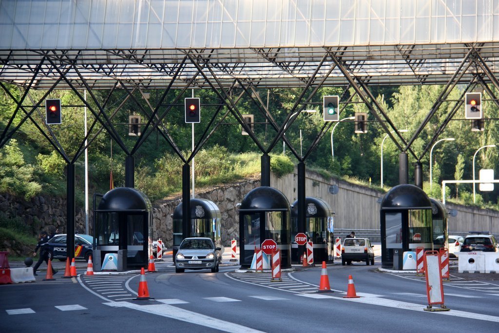 Pla de detall de pocs vehicles entrant i sortint del pas fronterer que separa Andorra i Catalunya. Imatge de l'1 de juny de 2020 (Horitzontal).