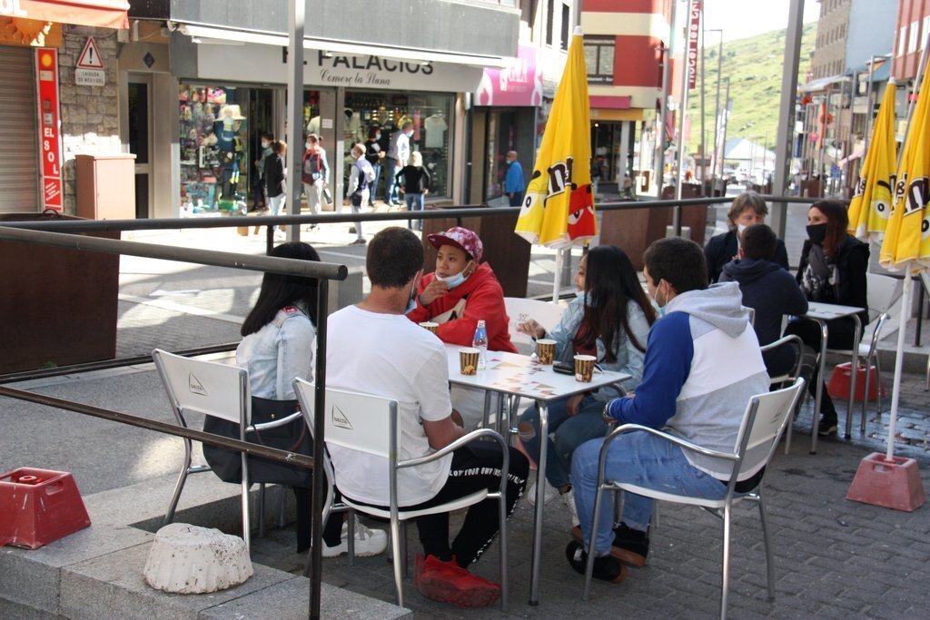 Pla general de l'ambient d'una terrassa d'un bar del Pas de la Casa (Andorra) el primer dia d'obertura de fronteres que ha permès l'arribada de turistes francesos. Imatge de l'1 de juny de 2020 (Horitzontal).