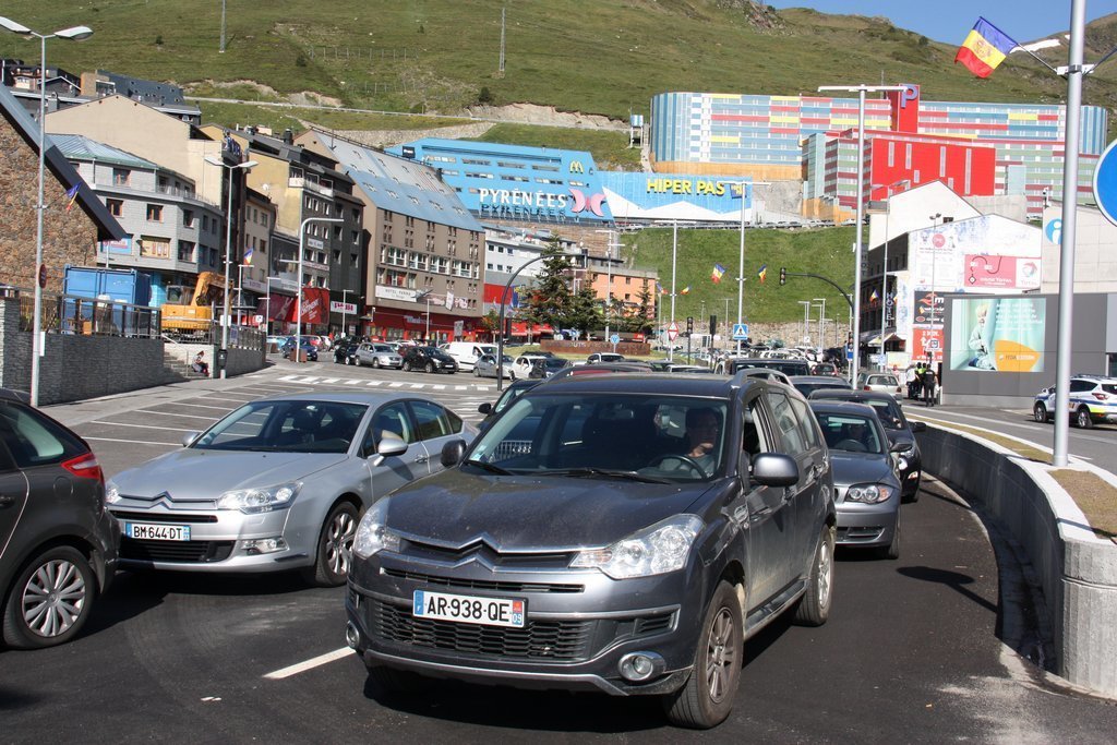 Pla general de cues de cotxes al Pas de la Casa (Andorra) el primer dia que el Principat obre les fronteres als turistes després de dos i mesos i mig tancades per la crisi de la covid-19. Imatge de l'1 de juny de 2020 (Horitzontal).