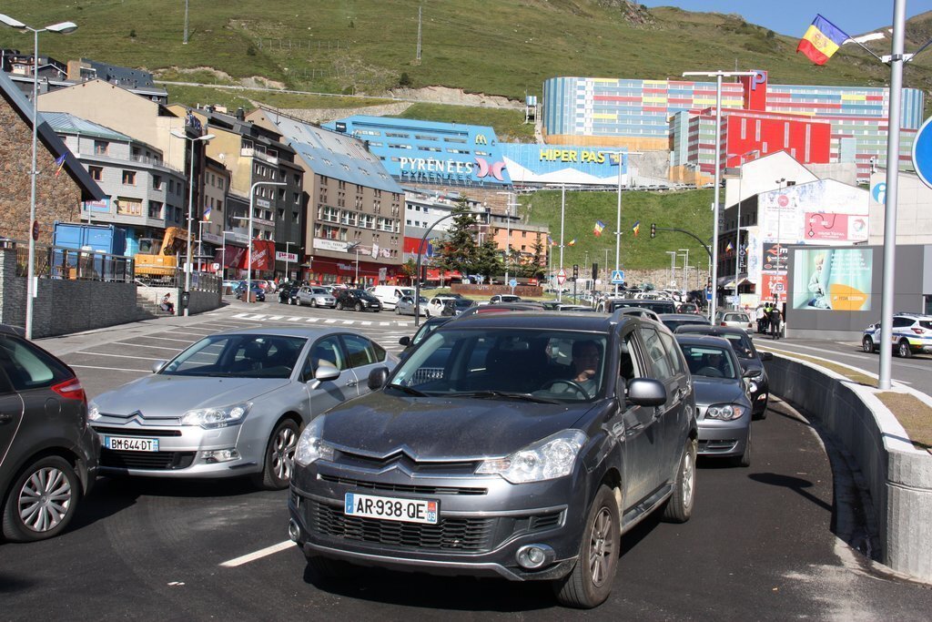 Pla general de cues de cotxes al Pas de la Casa (Andorra) el primer dia que el Principat obre les fronteres als turistes després de dos i mesos i mig tancades per la crisi de la covid-19. Imatge de l'1 de juny de 2020 (Horitzontal).