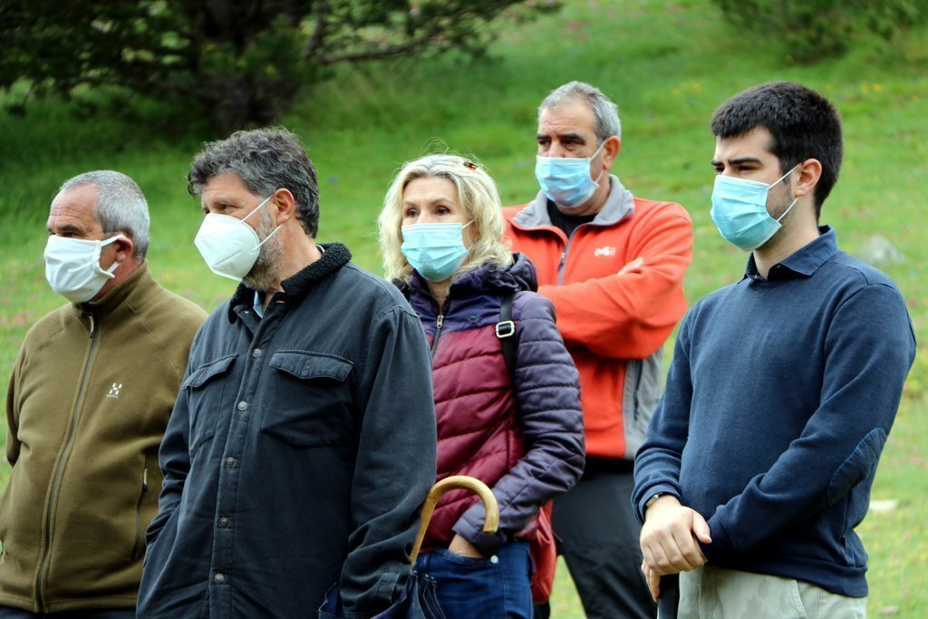 Pla de detall de la delegada del Govern a l'Alt Pirineu i alcaldessa d'Isona i Conca Dellà, Rosa Amorós, present a la lectura del manifest el 3 de juny del 2020. (horitzontal)