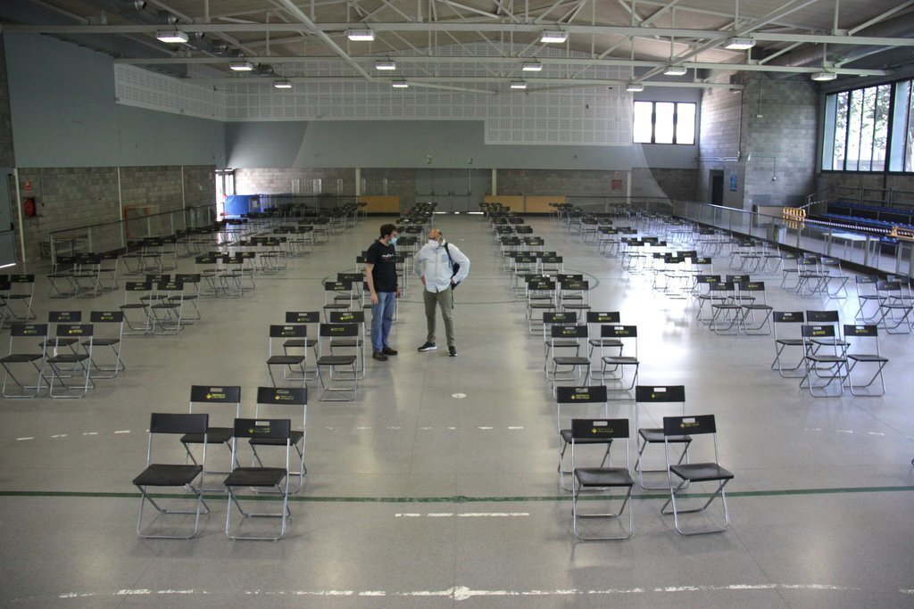 Pla obert de la distribució de les cadires per la pista polivalent de la Seu d'Urgell de cara al primer acte cultural que es duu a terme després del confinament, un concert familiar a càrrec d'Encara Farem Salat. Imatge del 5 de juny de 2020 (Horitzontal)