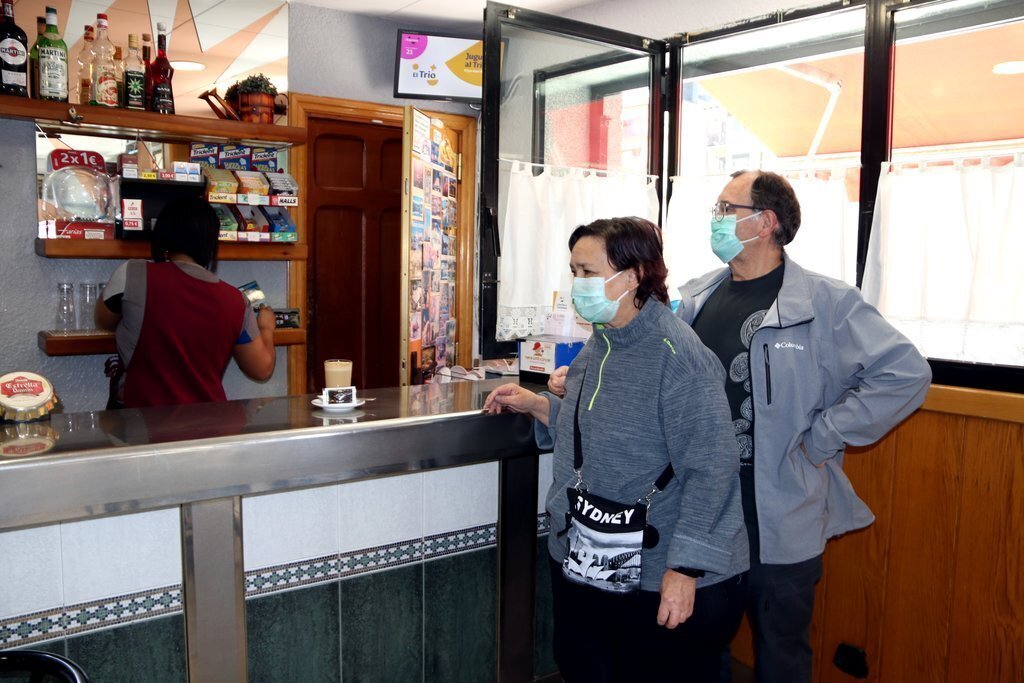 Dos persones fent el cafè a la barra d'un bar de Sort el 8 de juny del 2020. (horitzontal)