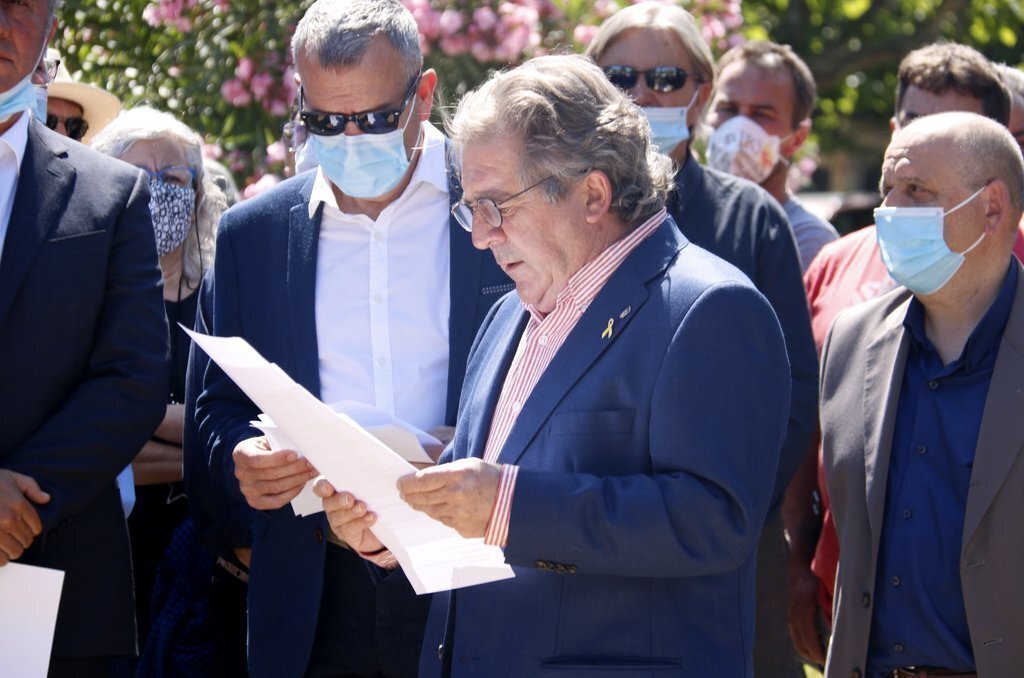 Pla mitjà de l'alcalde de Montblanc, Josep Andreu, llegint un manifest a les portes del Parlament el 9 de juny de 2020 (Horitzontal)