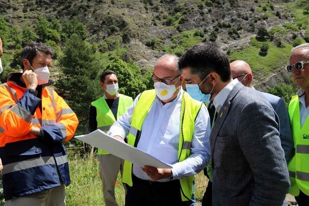 El conseller de Polítiques Digitals i Administració Pública, Jordi Puigneró, mirant els mapes del desplegament de la fibra òptica al Pallars Sobirà el 10 de juny del 2020. (horitzontal)