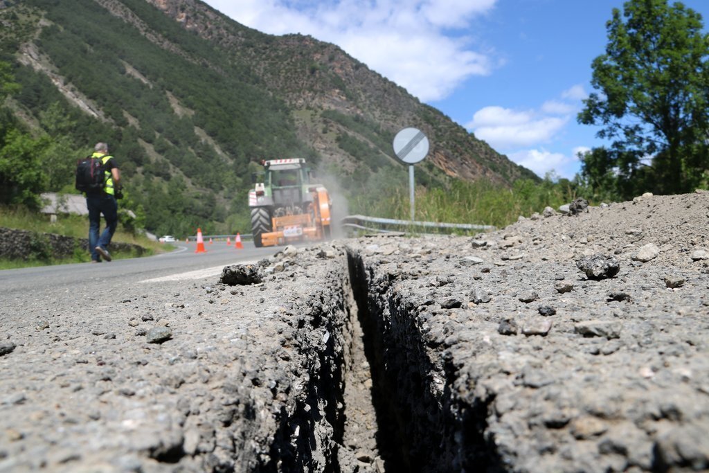 Primer pla de la rasa que estan fent a la C-13 a Llavorsí (Pallars Sobirà) per passar el cablejat de la fibra òptica. Imatge del 10 de juny del 2020. (horitzontal)