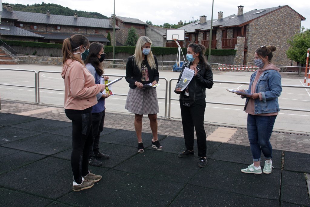 Pla general de diverses integrants de la Plataforma Docents Substituts de Cerdanya reunides a la plaça de la Font de Prats i Sansor. Imatge del 10 de juny de 2020 (Horitzontal).