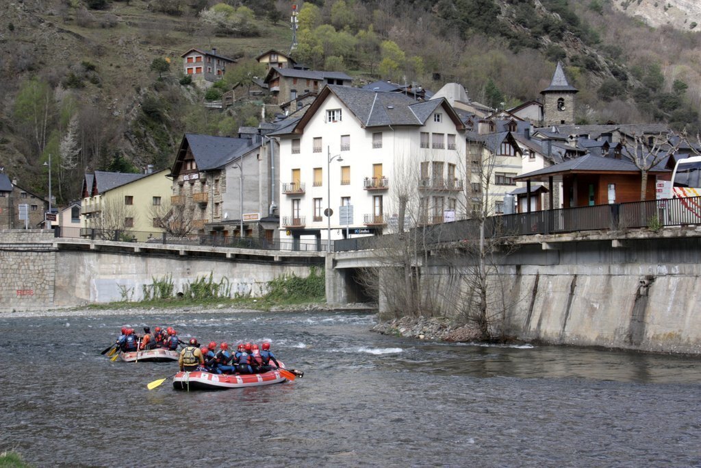 Pla general de diverses embarcacions de ràfting començant a fer el descens del riu Noguera Pallaresa des de Llavorsí (Pallars Sobirà). Imatge del 16 d'abril de 2019 (Horitzontal).