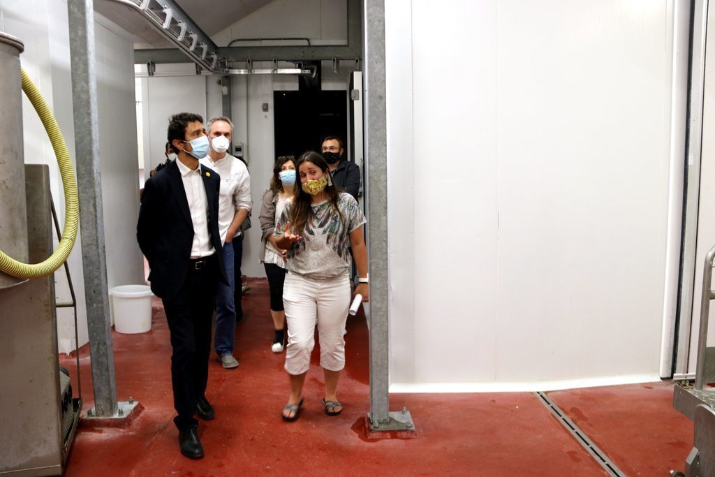 El conseller de Territori, Damià Calvet, visitant l'escorxador de Sort el 15 de juny del 2020. (horitzontal)