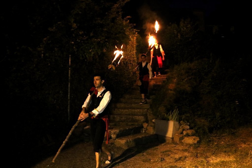 Pla general d'un fallaire baixant la falla encesa a la Pobla de Segur el 17 de juny del 2020. (horitzontal)
