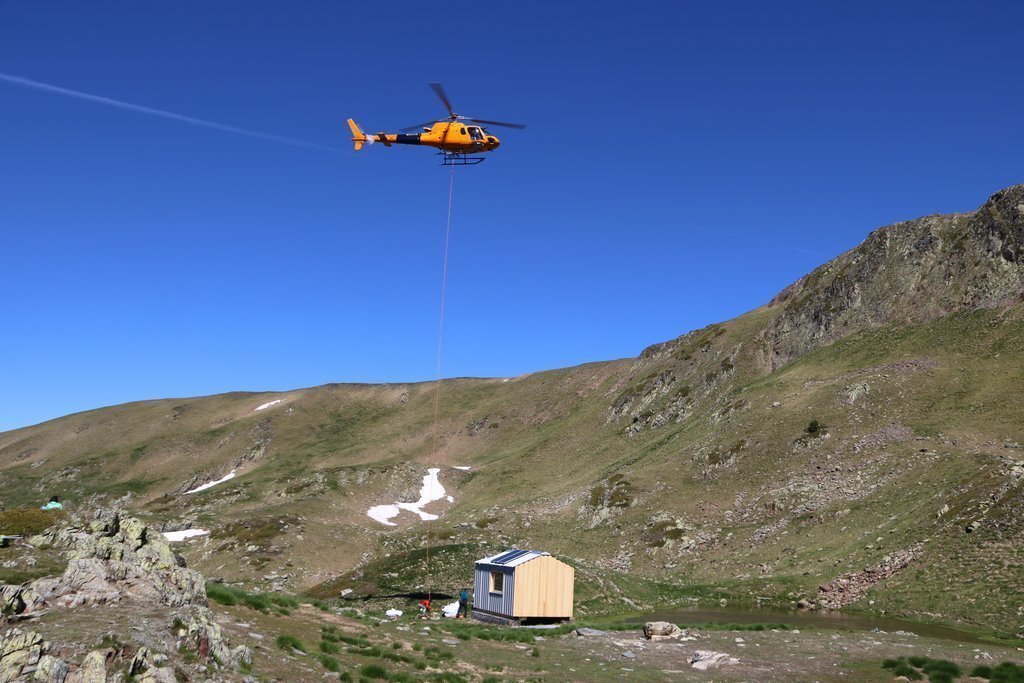 Un helicòpter transportant un mòdul d'una cabana de pastor el 22 de juny del 2020. (horitzontal)