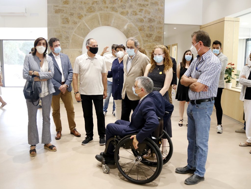 Pla general del president de la Generalitat, Quim Torra, acompanyat de les autoritats territorials durant la visita al nou edifici consistorial de Bassella, el 28 de juny de 2020. (Horitzontal)