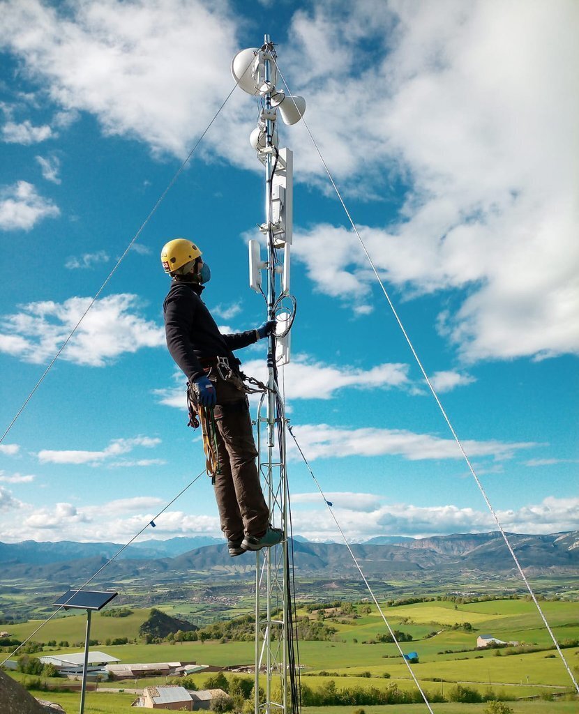 Un operador treballant en la col·locació d'un repetidor de l'empresa Wicat. (vertical)