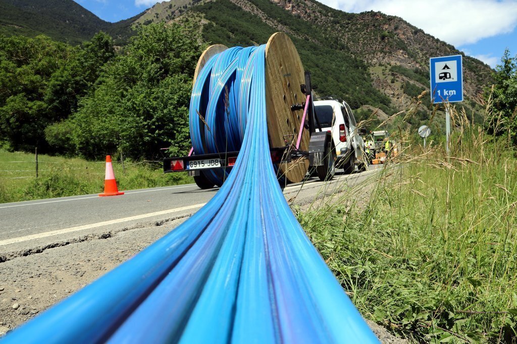 Primer pla del cablejat de fibra òptica que estan col·locant al Pallars Sobirà, a Llavorsí a la C-13. Imatge del 10 de juny del 2020. (horitzontal)