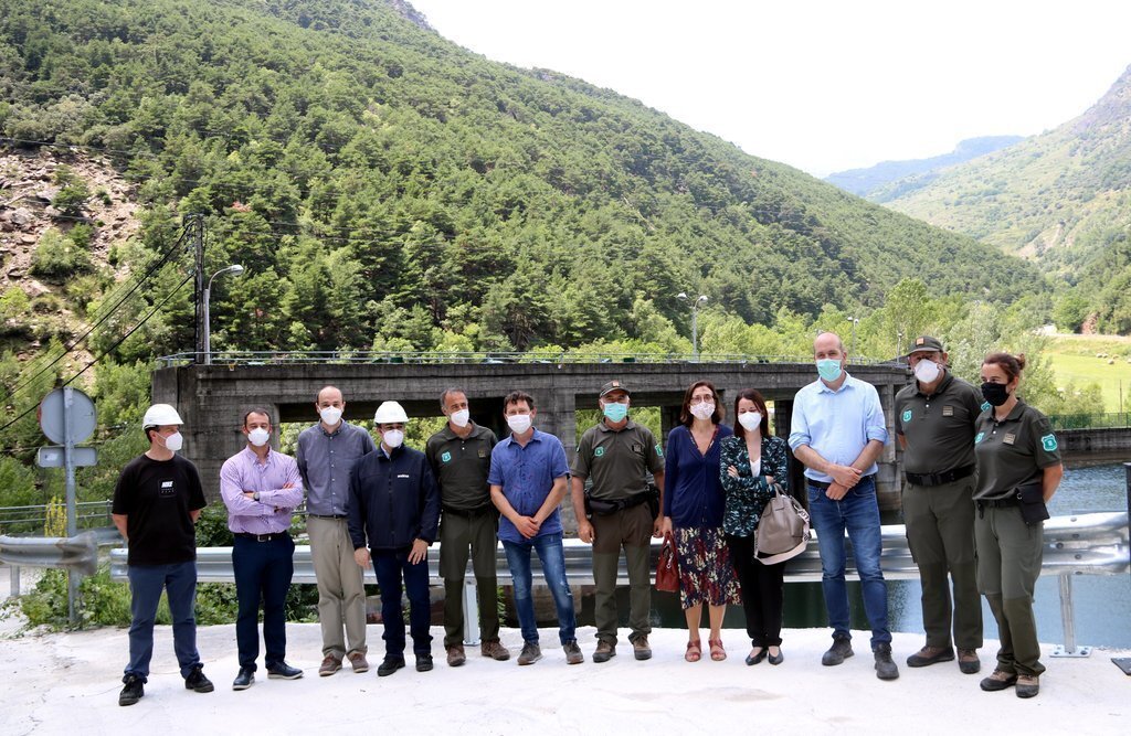 Responsables d'Endesa i del Cos d'Agents Rurals al pantà de la Torrassa el 30 de juny del 2020. (horitzontal)