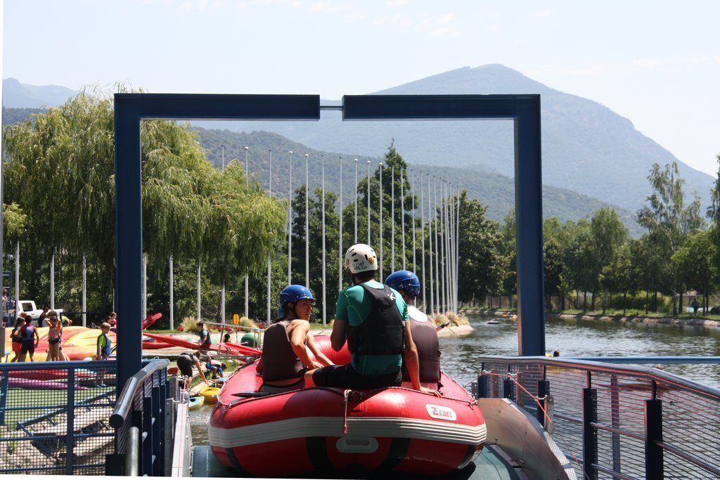 Pla tancat d'una embarcació de ràfting a punt d'entrar a la zona d'aigües tranquil·les del Parc del Segre de la Seu d'Urgell en el primer dia de reobertura per al públic en general després de la crisi de la covid-19, l'1 de juliol de 2020 (Horitzontal).