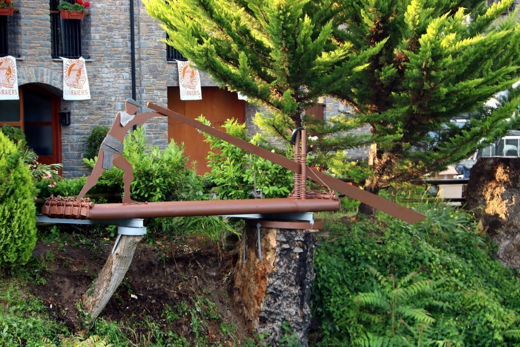 Pla general de l'escultura dedicada als raiers instal·lada a el Pont de Claverol, al Pallars Jussà. Imatge del 2 de juliol del 2020. (horitzontal)