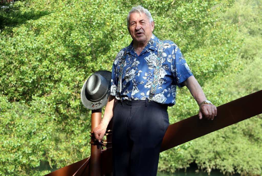Ramon Mitjana, veí del Pont de Claverol que ha finançat l'escultura d'homenatge als raiers. Imatge del 2 de juliol del 2020. (horitzontal)