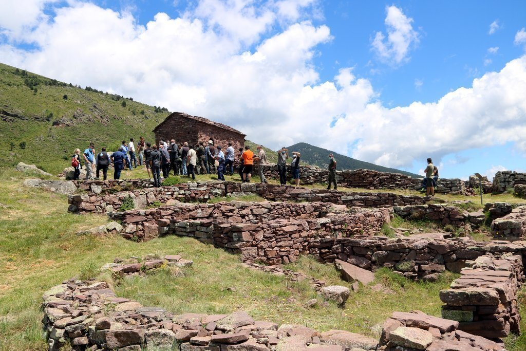 Pla general del despoblat de Santes Creus de Llagunes amb els assistents a la presentació del mapa guia del Parc de les Tres Nacions el 3 de juliol del 2020. (horitzontal)