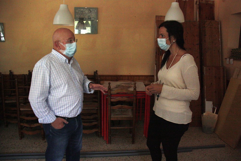 Pla mitjà de l'alcaldessa de Josa i Tuixén, Marta Poch, amb Lluís Roca, un dels interessats en arrendar el refugi de muntanya de Coll de Port, visitant-ne el seu interior. Imatge del 23 de juny de 2020 (Horitzontal).