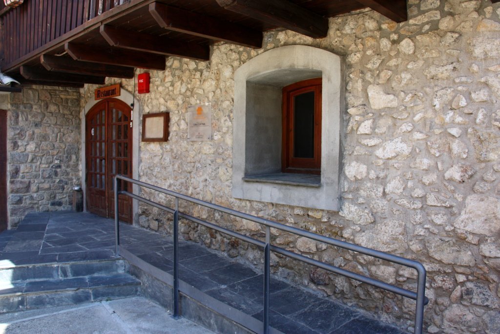 Pla tancat de l'entrada de l'edifici de l'alberg de joventut i centre cívic de Can Cortina, ubicat al centre del nucli de Tuixent, a Josa i Tuixén (Alt Urgell). Imatge del 23 de juny de 2020 (Horitzontal).