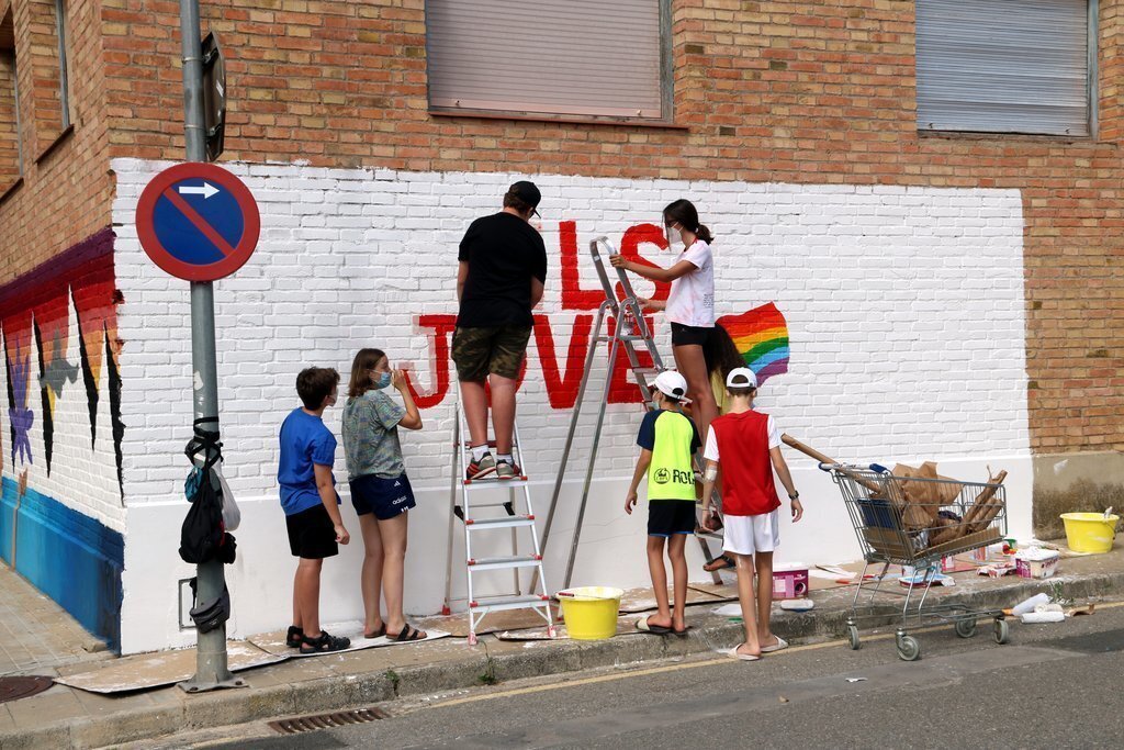 Joves del camp de treball de la Pobla de Segur pintant un mural el 9 de juliol del 2020. (horitzontal)