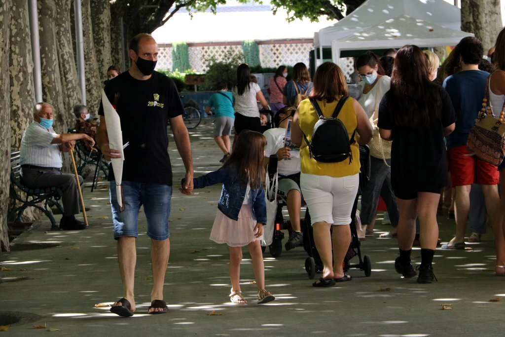 Un noi amb una rosa al passeig Joan Brudieu de la Seu d'Urgell el 23 de juliol del 2020. (horitzontal)