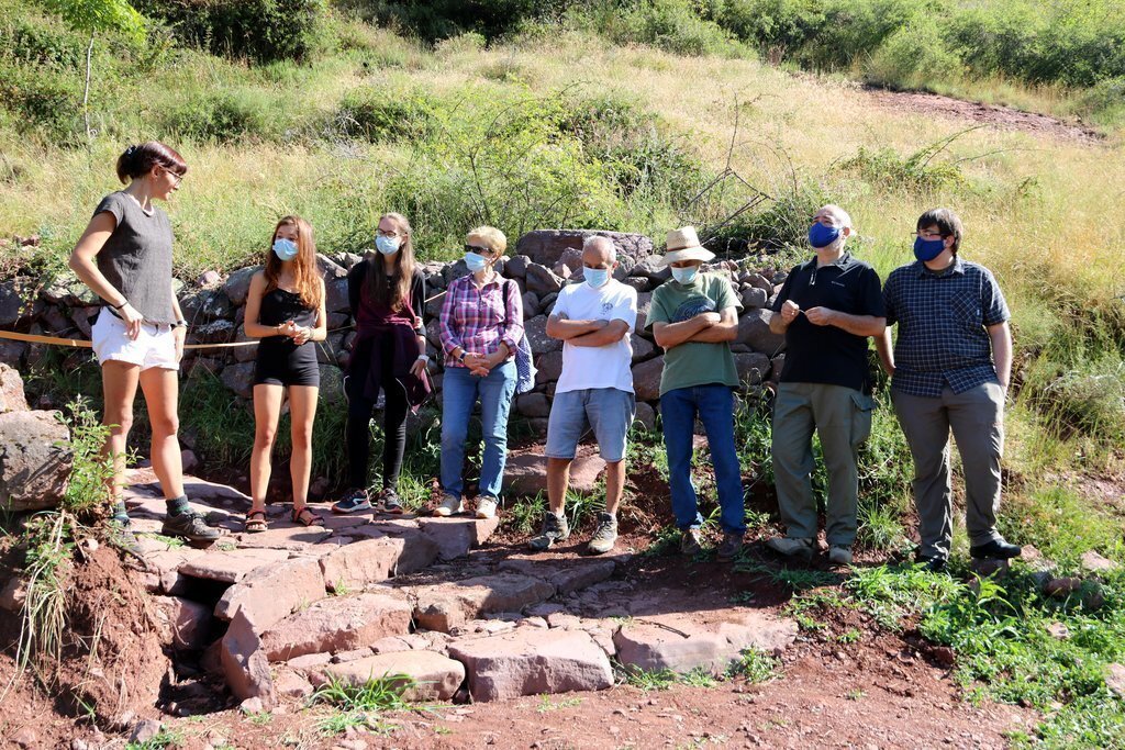 Els responsables del Museu dels Camins de la Vall de Siarb i voluntaris d'un camp de treball han presentat la recuperació d'un camí a Llagunes, al Pallars Sobirà, el 24 de juliol del 2020. (horitzontal)