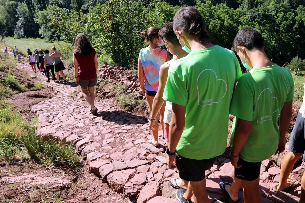 Un grup de persones caminant per un camí que s'ha recuperat a Llagunes, al Pallars Sobirà, el 24 de juliol del 2020. (horitzontal)