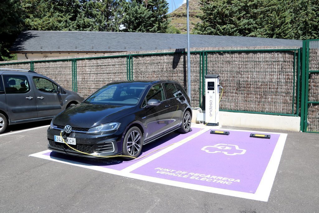 Pla general del punt de recàrrega de vehicles elèctrics amb capacitat per a dos cotxes a Llavorsí. Imatge del 24 de juliol del 2020. (horitzontal)