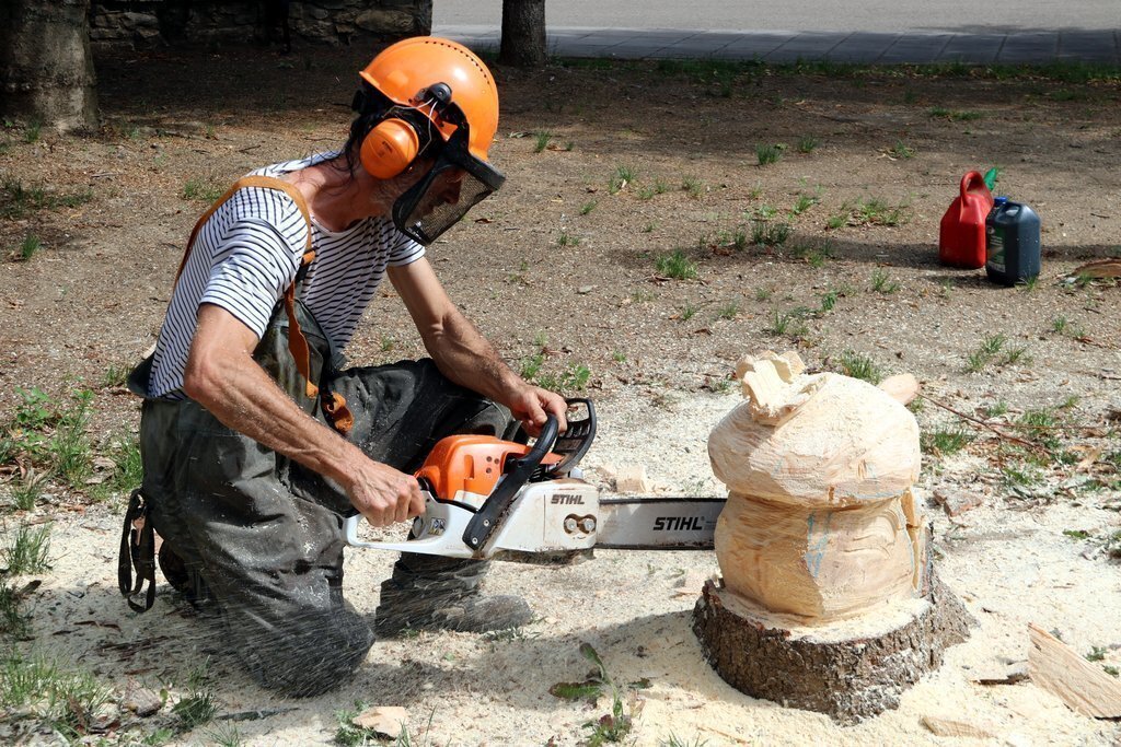 Primer pla d'un artista fent una escultura de fusta amb motoserra a un parc d'Esterri d'Àneu el 27 de juliol del 2020. (horitzontal)