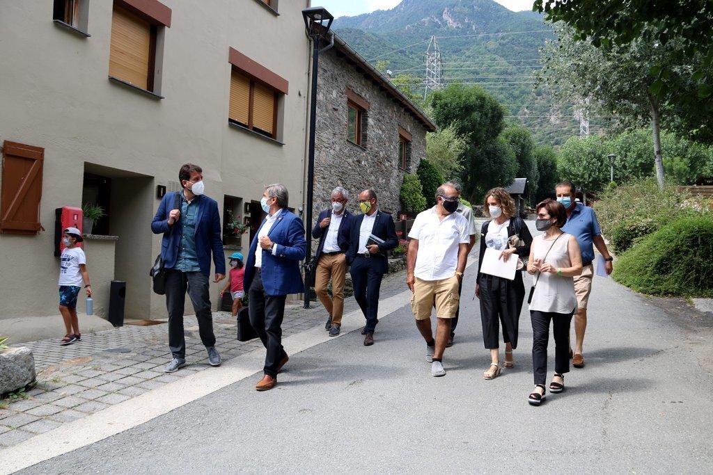 La consellera d'Empresa i Coneixement, Àngels Chacón, a la Guingueta d'Àneu amb el màxims representants del sector turístic de l'Alt Pirineu. Imatge del 29 de juliol del 2020. (horitzontal)