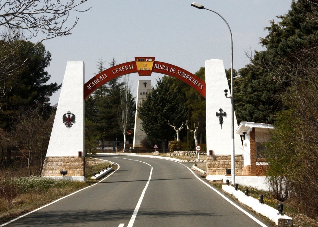 Imatge de l'entrada a l'Acadèmia General Bàsica de Suboficials de Talarn, al Pallars Jussà. Imatge d'arxiu de l'any 2015. (horitzontal)